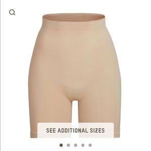 SKIMS SCULPTING SHORT MID THIGH